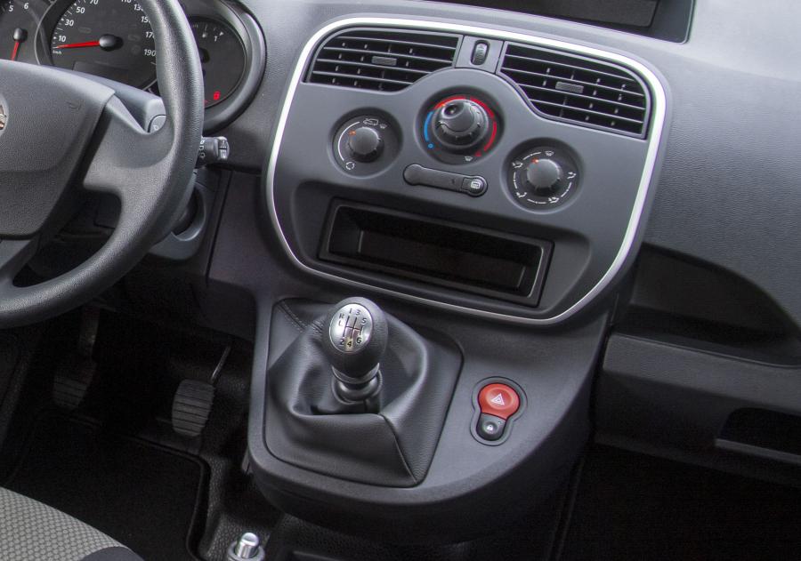 Детали интерьера Nissan NV250 L1 Van 2019 года  (EU) (фото 32 из 37)